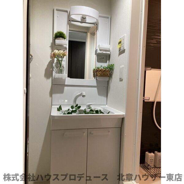 洗面設備　ゆったりとスペースのある洗面所