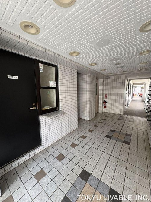 つくばエクスプレス 六町駅 バス乗車時間：7分 最寄りバス停で下車 徒歩3分 6階建 築38年の外観写真