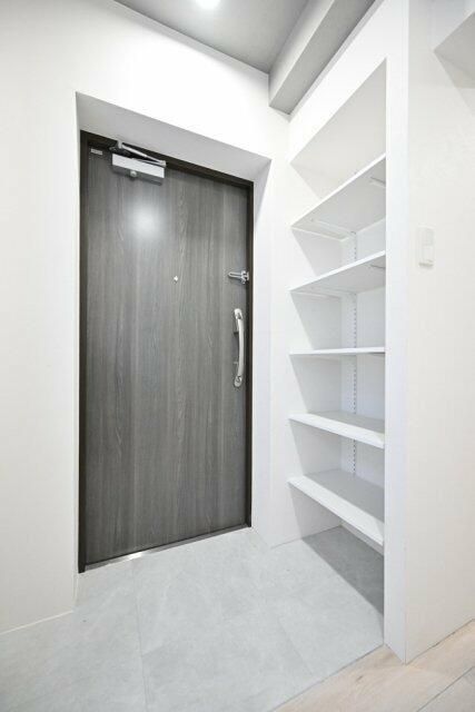 玄関　■モニタ付インターホン■ディンプルキー■2重鍵■ダウンライト