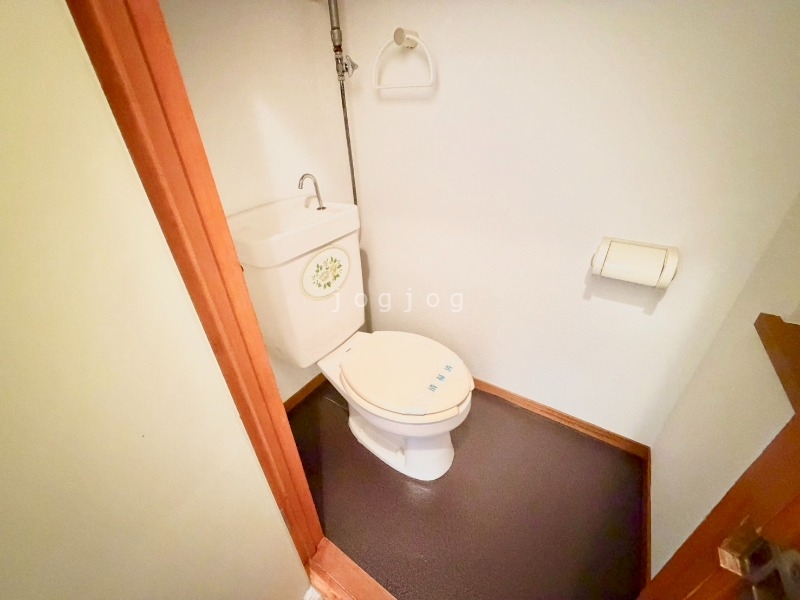 トイレ　嬉しい温水洗浄便座付きのトイレです。