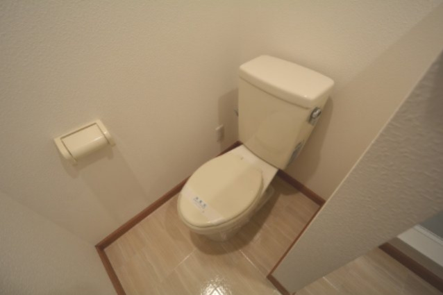 トイレ　シンプルで掃除のしやすいトイレです♪
