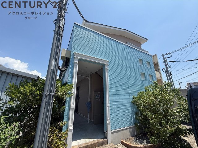 建物外観　敷地内に駐車場、駐輪場あり♪