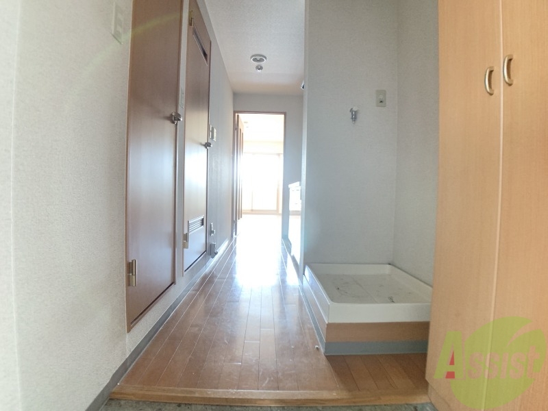 玄関　玄関から撮影しました。奥行の広さを感じられます。