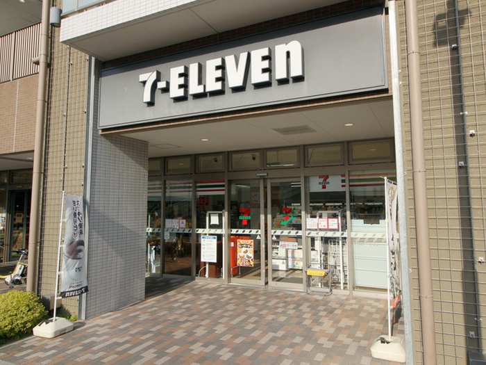 コンビニ　セブンイレブン南千里駅前店（コンビニ）まで525m