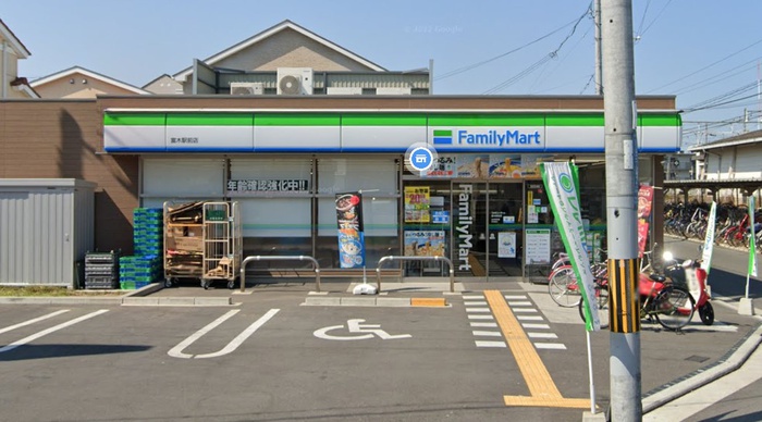 コンビニ　ファミリーマート（コンビニ）まで80m