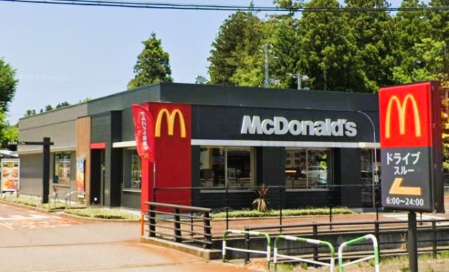 飲食店　マクドナルド 上越高田西店（飲食店）まで751m
