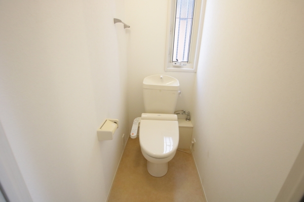 トイレ　温水シャワー付きトイレでいつでも快適です。