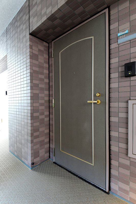 玄関　分譲マンション仕様な玄関扉。