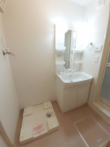 洗面設備　ゆったりとスペースのある洗面所