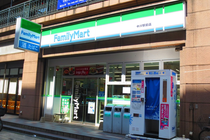 コンビニ　ファミリーマート 中川駅前店（コンビニ）まで102m
