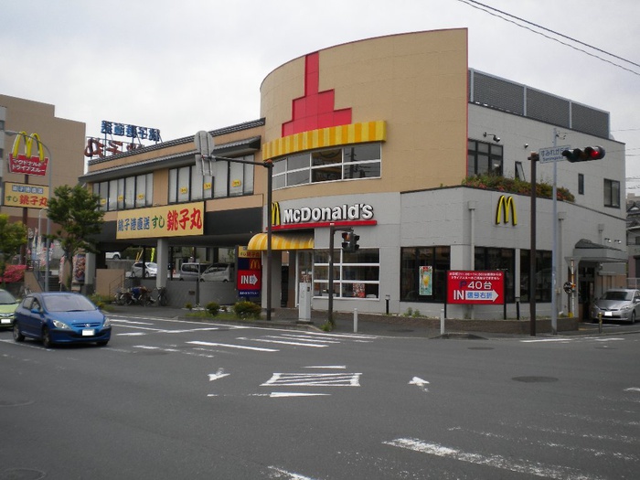 飲食店　マクドナルド 港北ニュータウン中川店（飲食店）まで771m