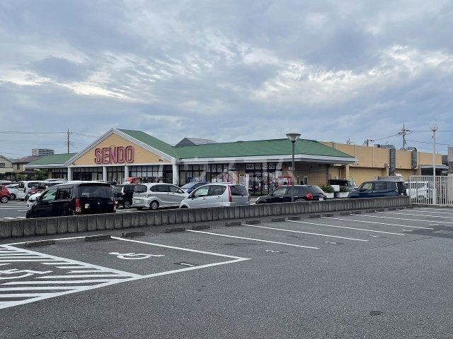 スーパー　SENDO　美しが丘店（スーパー）まで930m
