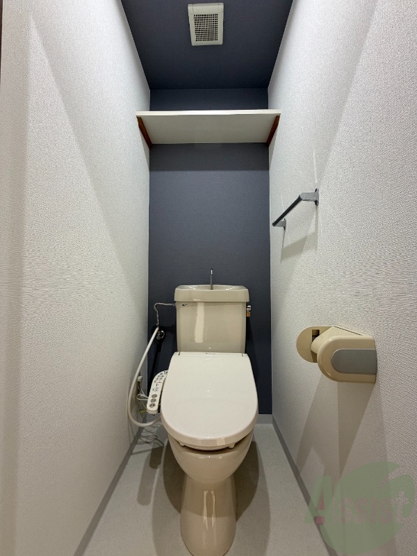 トイレ　落ち着きのあるオシャレなトイレになります。温水洗浄便座です。