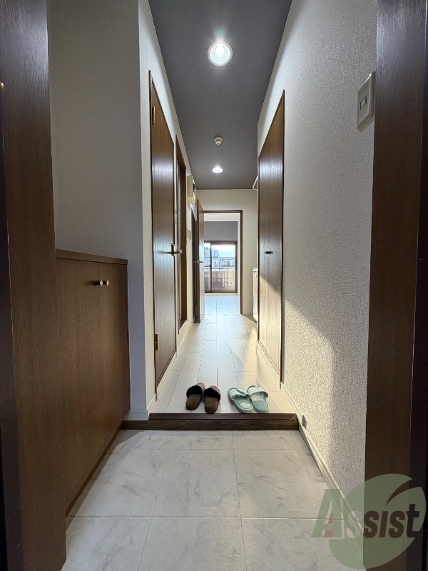 玄関　玄関からの写真です。広々としていて靴の着脱がし易そうですね