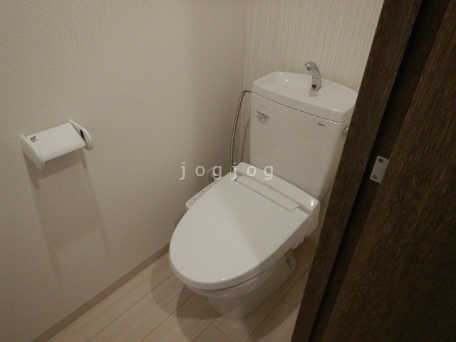 トイレ　嬉しい温水洗浄便座付きのトイレです。