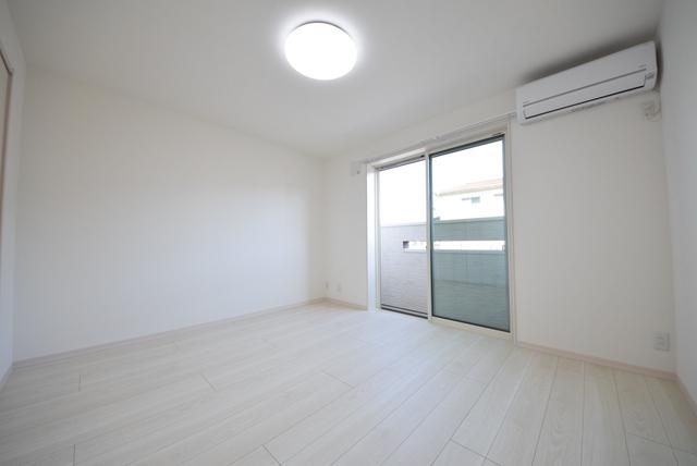 居室・リビング　エアコン・照明付きのお部屋です