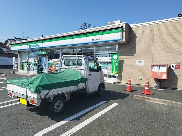 コンビニ　ファミリーマート（コンビニ）まで400m