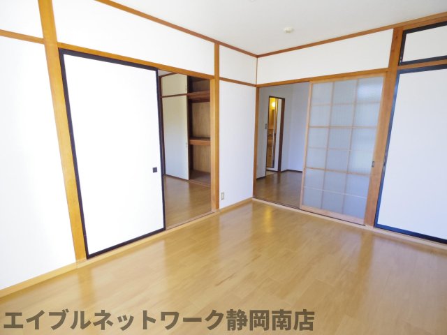居室・リビング　こちらの居間で趣味の時間をお楽しみください