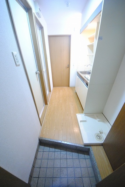 玄関　写真は１０３号室