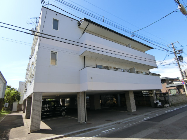 函館市本町のアパートの建物外観