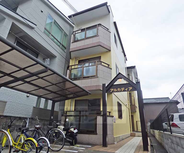京都市北区小山町のマンションの建物外観