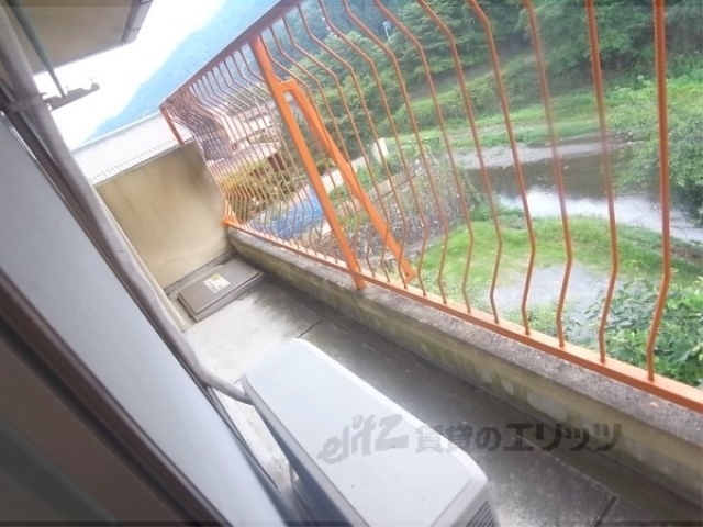 バルコニー　広めのベランダになっています