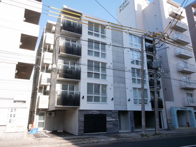 札幌市中央区南十一条西のマンションの建物外観