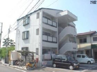 松山市束本のマンションの建物外観
