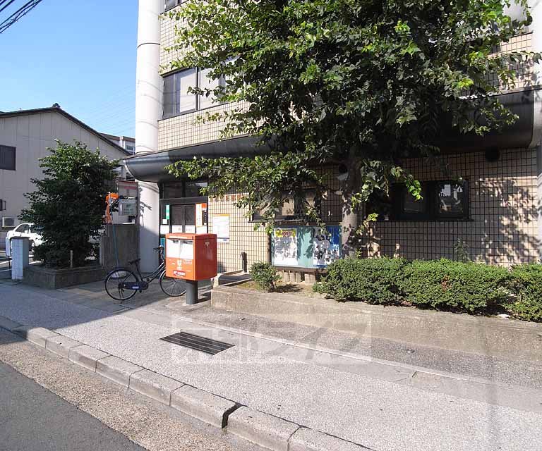 【京都市伏見区竹田段川原町のマンションの郵便局】