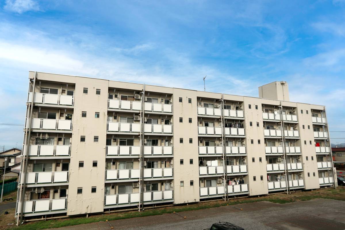 酒田市亀ケ崎のマンションの建物外観