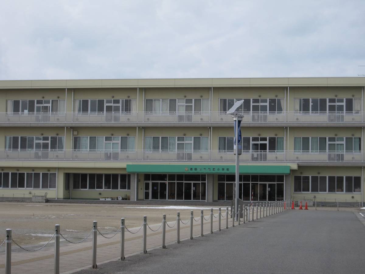 【酒田市亀ケ崎のマンションの小学校】