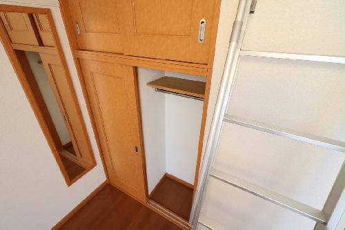 収納　上下に豊富なクローゼット収納スペースを確保！