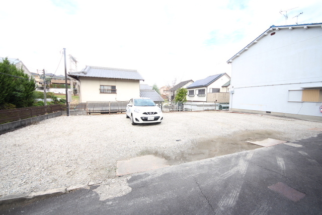 【奈良市鳥見町のアパートの駐車場】