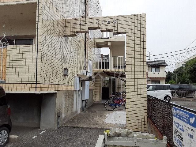 【名古屋市守山区白沢町のマンションのエントランス】