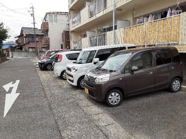 【名古屋市守山区白沢町のマンションの駐車場】