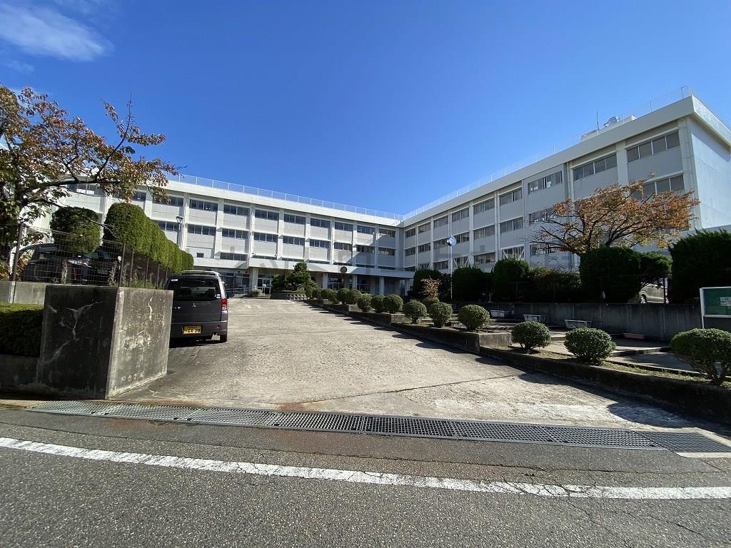 小学校　新潟市立東青山小学校（小学校）まで715m