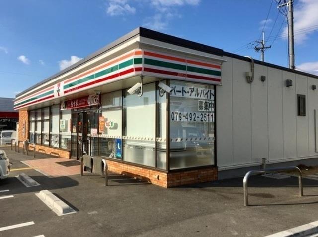 コンビニ　コンビニエンスストア（コンビニ）まで700m