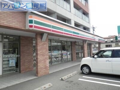 コンビニ　セブンイレブン新潟小新4丁目店（コンビニ）まで550m