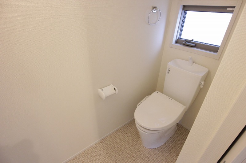 トイレ　温水洗浄便座のトイレには小窓付き！