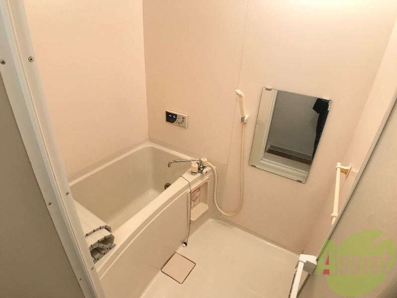 バス・シャワールーム　浴室にはバスタブがあるのでお風呂に入れますよ！