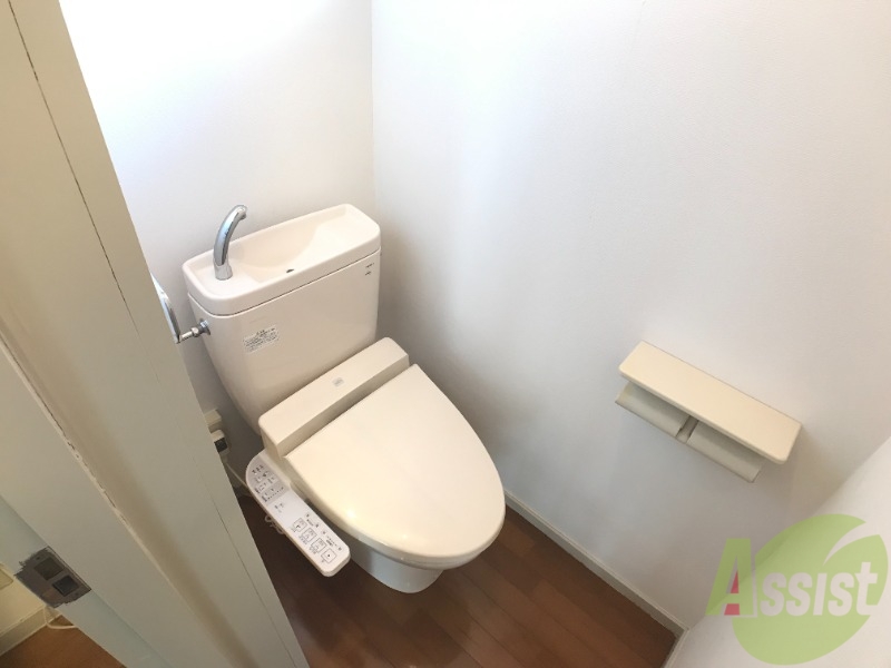 トイレ　嬉しいウォシュレット機能付きです。シャワートイレは便利ですね