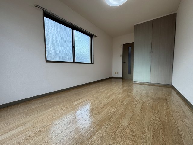 居室・リビング　写真は203号室です。 相違する場合は現況を優先いたします。