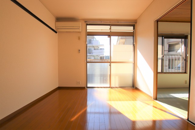 居室・リビング　洋室４．５帖　エアコン・室内物干しあり