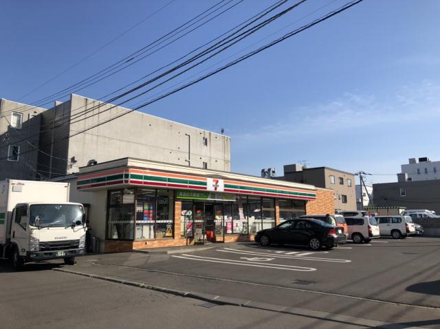 コンビニ　セブンイレブン（コンビニ）まで311m
