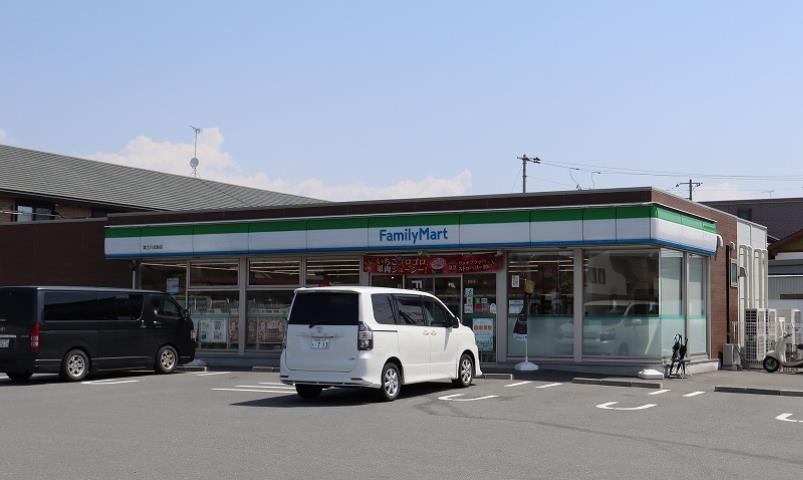 コンビニ　ファミリーマート（コンビニ）まで883m