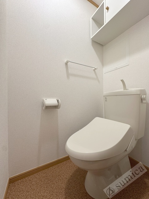 トイレ　人気アイテムの温水洗浄便座。清潔感のあるトイレです。