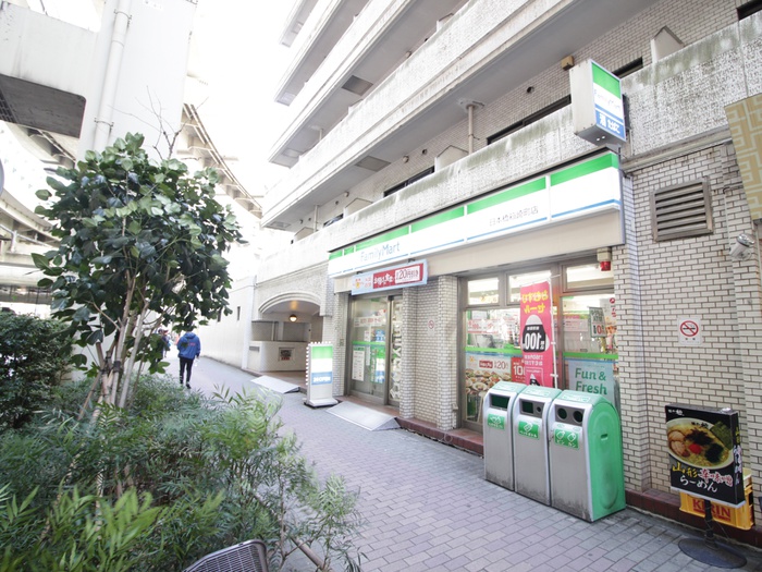 コンビニ　ファミリーマート　日本橋箱崎町店（コンビニ）まで398m