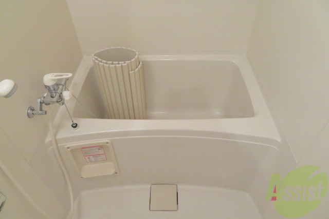 バス・シャワールーム　浴室は肩まで浸かれるくらいの深さがありました。