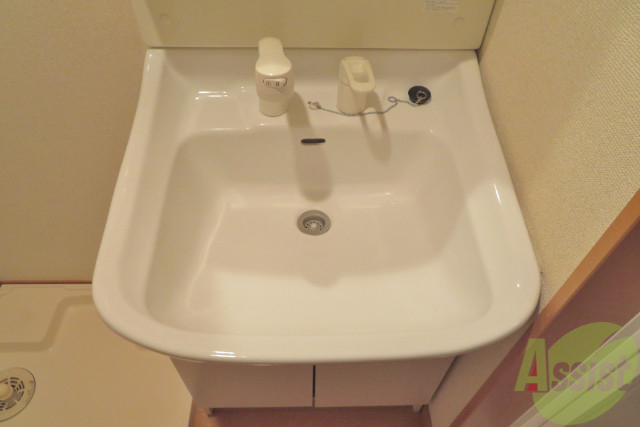 洗面設備　洗面台は独立洗面台です。毎日の身支度は楽しくなりますね。