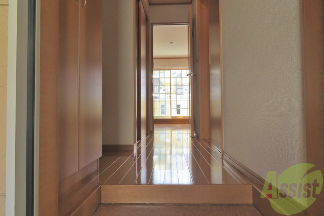 玄関　玄関から撮影しました。リビングまでは一直線で行けます。